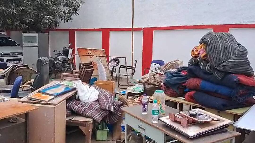 बिहार में शरद पवार गुट के NCP को बड़ा झटका, पटना में खाली कराया गया कार्यालय, सड़क पर पड़ा है सामान NCP supremo Sharad Pawar party office vacated IN patna by Building Construction Department ANN बिहार में शरद पवार गुट के NCP को बड़ा झटका, पटना में खाली कराया गया कार्यालय, सड़क पर पड़ा है सामान