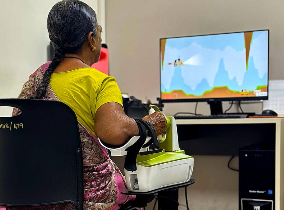 கையிலேயே எடுத்துச்செல்லலாம்; பக்கவாத, முதுகுத்தண்டு நோயாளிகளுக்கு குறைந்த விலையில் ரோபோ- அசத்தல் அறிமுகம்!