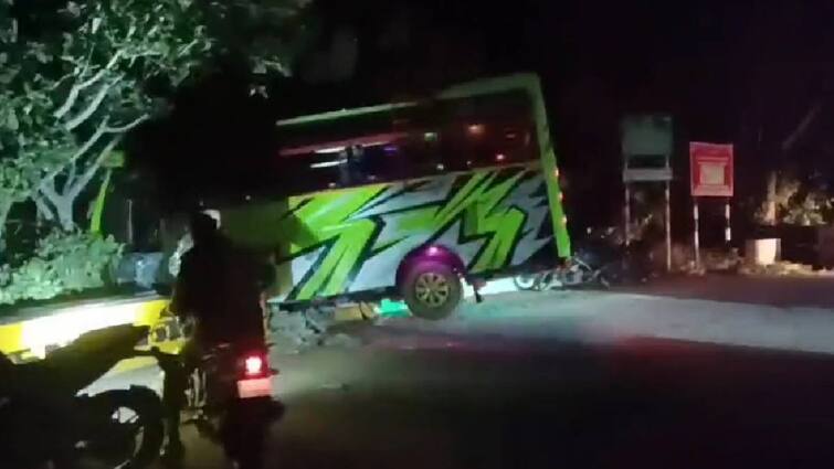 Tourist van involved in accident at Yelagiri Hills hairpin bend ஏலகிரி மலை கொண்டை ஊசி வளைவில் விபத்துக்குள்ளான சுற்றுலா வேன்! பயணிகள் 14 பேருக்கு என்னாச்சு?