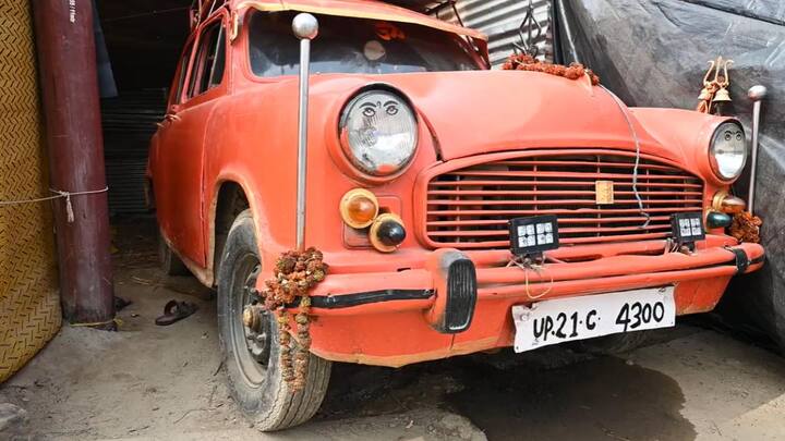 इस गाड़ी में एक तरफ त्रिशूल है , एक तरफ घंटियां है, फूल माला चढ़ी है. गाड़ी में लाउडस्पीकर लगा है. गाड़ी के अंदर अपने भगवान की स्थापना की है.गाड़ी के ऊपर छत पर सोने के लिए बेड की व्यवस्था है. गाड़ी में घर का पूरा समान है, यहां तक कि गाड़ी के ऊपर पंखा भी लगा है.