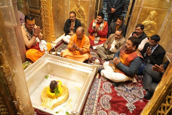 सीएम योगी आदित्यनाथ ने भगवान काशी विश्वनाथ मंदिर में विधि-विधान से भगवान काशी विश्वनाथ का पूजन किया.