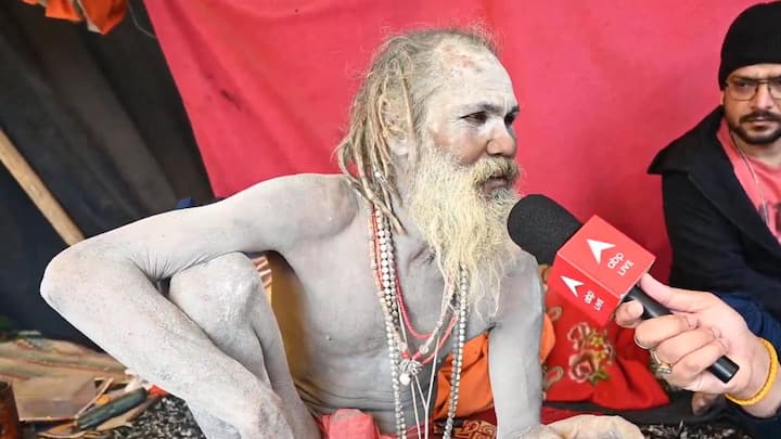 महाकुंभ अध्यात्म के रंगों में सराबोर हैं. यहां आध्यात्मिक दुनिया से जुड़े अलग-अलग साधु संत देखने को मिल रहे हैं. इस महाकुंभ में एक कार वाले बाबा भी हैं जिनकी कार की चर्चा काफी है.