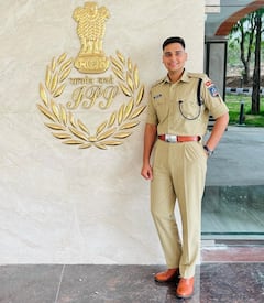 कभी विधायकों की गाड़ी का चालान काटा… कभी प्यार से समझाया, कौन हैं IPS अपराजित लोहान?