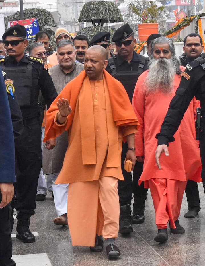 साथ ही वाराणसी में चल रहे अलग-अलग विकास परियोजनाओं कों समय से पूरा करने का दिशा निर्देश दिया है.