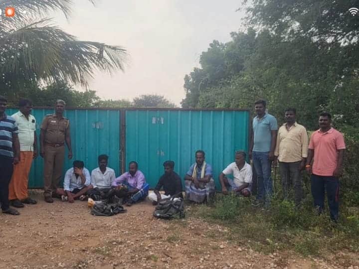 karur Ceval cantai rontu paniyil police. கரூர்: சட்டவிரோதமாக சேவல் சண்டை: 26 பேர் கைது! கட்டுக்கட்டாக சிக்கிய ரூபாய் நோட்டுகள்!