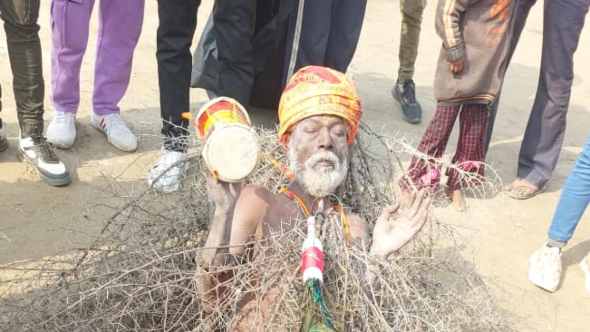 Maha Kumbh 2025 Pics: 34 सालों से कांटों पर लेटकर साधना कर रहे हैं बाबा, पूरा करने चाहते हैं ये खास संकल्प