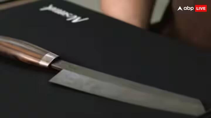 Knife News: હાલમાં દેશમાં બૉલીવુડ એક્ટર સૈફ અલી ખાન પર ચપ્પૂથી થયેલો હુમલો ચર્ચામાં છે. આ ચપ્પૂ સૈફ અલી ખાનના શરીરમાં ઘૂસી ગયુ અને અડધુ અંદર જ રહ્યું હતુ, જેને સર્જરી કરીને બહાર કાઢવામાં આવ્યુ હતુ. અહીં અમે તમને આજે સૌથી ખતરનાક ચપ્પૂ વિશે વાત કરી રહ્યાં છીએ. સામાન્ય રીતે ઘરોમાં શાકભાજી અને ફળો કાપવા માટે ચપ્પૂ- છરીનો ઉપયોગ થાય છે. ઘણી વખત લોકો તેનો ઉપયોગ સ્વ-બચાવ અને હુમલા માટે પણ કરે છે. આજે અમે તમને દુનિયાના સૌથી ખતરનાક છરી વિશે જણાવીશું. હુમલાખોરે અભિનેતા સૈફ અલી ખાન પર પણ છરીથી હુમલો કર્યો હતો. ડૉક્ટરને તેની કરોડરજ્જુ પાસે છરીનો તૂટેલો ભાગ મળ્યો હતો.