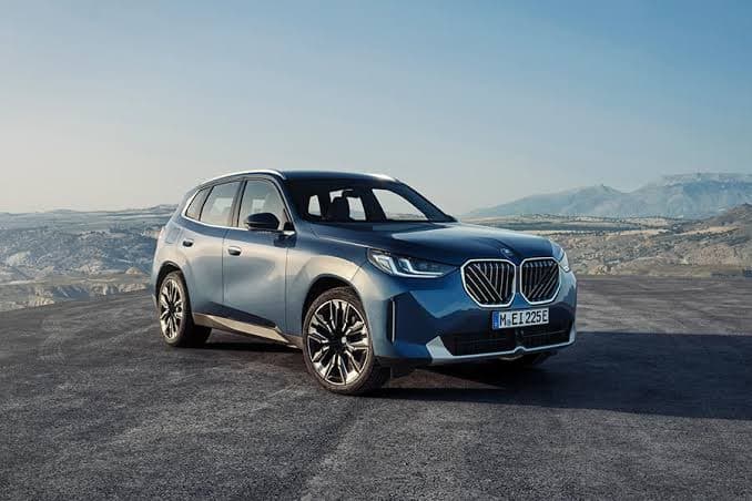 BMW: BMW নতুন X3 লঞ্চ করবে এই এক্সপোতে। যা ভারতের বাজারে একটি গুরুত্বপূর্ণ গাড়ি। পাশাপশি মিনি কুপারের একটি স্পোর্টিয়ার সংস্করণও লঞ্চ করা হবে এই মেলায়।