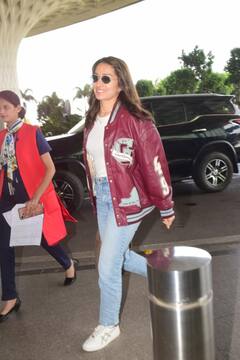 Shraddha Kapoor Pics: नो मेकअप लुक में एयरपोर्ट पर स्पॉट हुईं श्रद्धा कपूर, स्माइल पर फैंस ने हारा दिल
