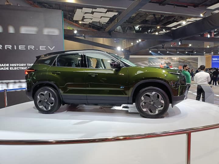 আজ থেকে শুরু হল ভারত মোবিলিটি গ্লোবাল এক্সপো। 2025 সালের এই অটো এক্সপোতে ইলেকট্রিক গাড়ির ওপর জোর দিয়ে আন হয়েছে অসংখ্য গাড়ি। গাড়ি নির্মাতারা নিত্য নতুন ইভি নিয়ে এসেছে এই বাজারে।