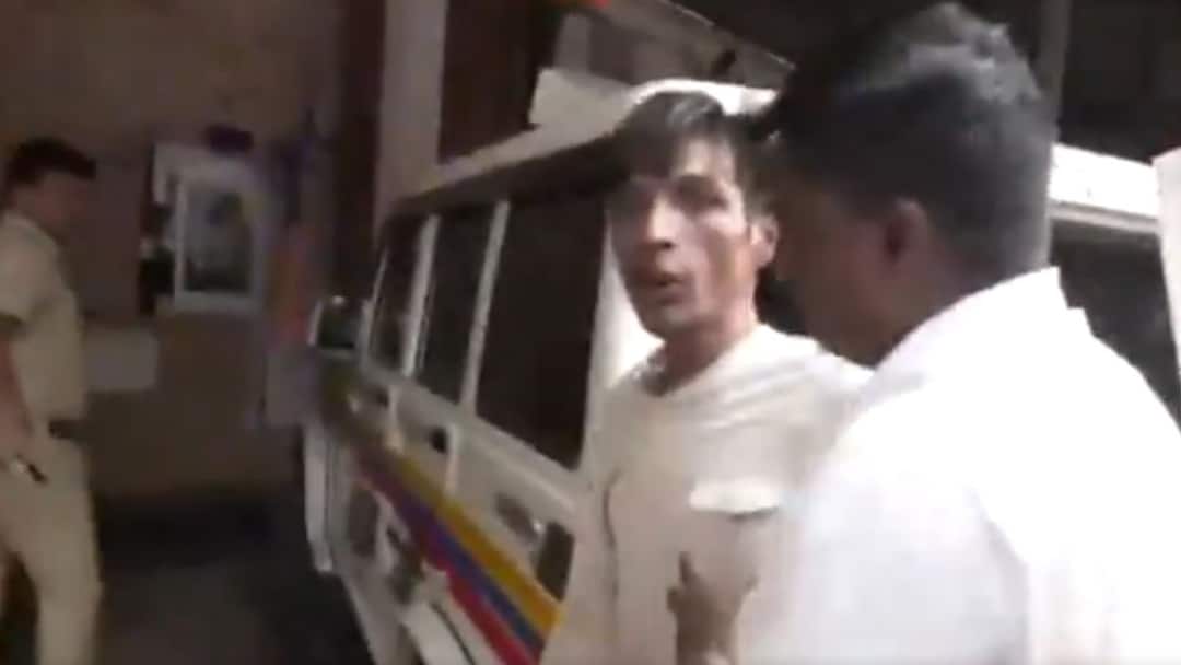 Saif Ali Khan Attack Suspect Brought To Bandra Police Station For Questioning Watch Saif Ali Khan Attack Suspect Brought To Bandra Police Station: Watch