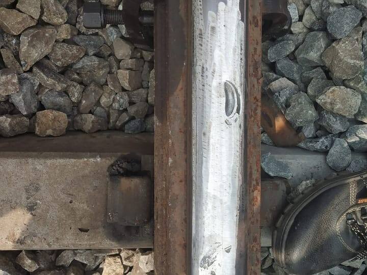 தண்டவாளத்தில் இரும்புத்துண்டுகள்.. மோதி நின்ற இன்ஜின்.. ரயிலை கவிழ்க்க சதியா? கரூர் அருகே பரபரப்பு