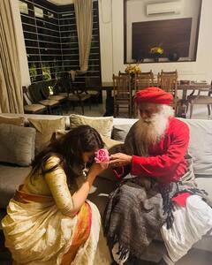 कंगना की फिल्म 'इमरजेंसी' की स्क्रीनिंग पर पहुंचे सद्गुरु, एक्ट्रेस ने पैर छूकर लिया आशीर्वाद, शेयर की तस्वीरें