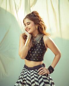 Guess Who: आज डांस और एक्टिंग से धमाल मचा रही है सलमान खान की गोद में बैठी ये बच्ची, आपने पहचाना?