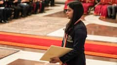 Manu Bhaker: শাড়িতে সুন্দর নারী, খেলরত্ন পুরস্কারের মঞ্চে উজ্জ্বল মনু ভাকের, আরও পদক জেতার প্রতিশ্রুতি