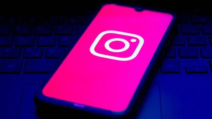 दूसरा तरीका ये है कि आप अपनी प्रोफाइल में सेटिंग में जाकर मैसेज एंड स्टोरी रिप्लाई से 'शो रीड रेसिप्टस' के ऑप्शन को सभी के लिए बंद कर सकते हैं. इससे आपके फ्रेड लिस्ट में जितने भी लोग होंगे उन्हें सीन स्टेटस नहीं दिखेगा.