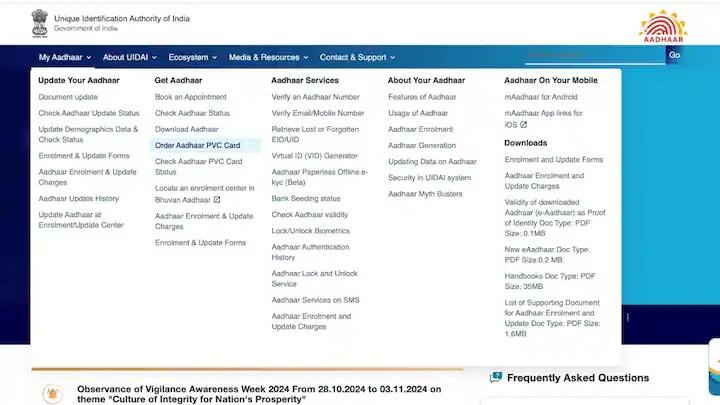 ભારતમાં UIDAI દ્વારા આધાર કાર્ડ જારી કરવામાં આવે છે. આધાર કાર્ડ બનાવ્યા પછી, સરકાર દ્વારા રજિસ્ટર્ડ સરનામાં પર આધાર કાર્ડ મોકલવામાં આવે છે. જોકે તેમાં થોડો સમય લાગે છે. સરકાર દ્વારા મોકલવામાં આવેલું આધાર કાર્ડ કાગળનું બનેલું હોય છે.