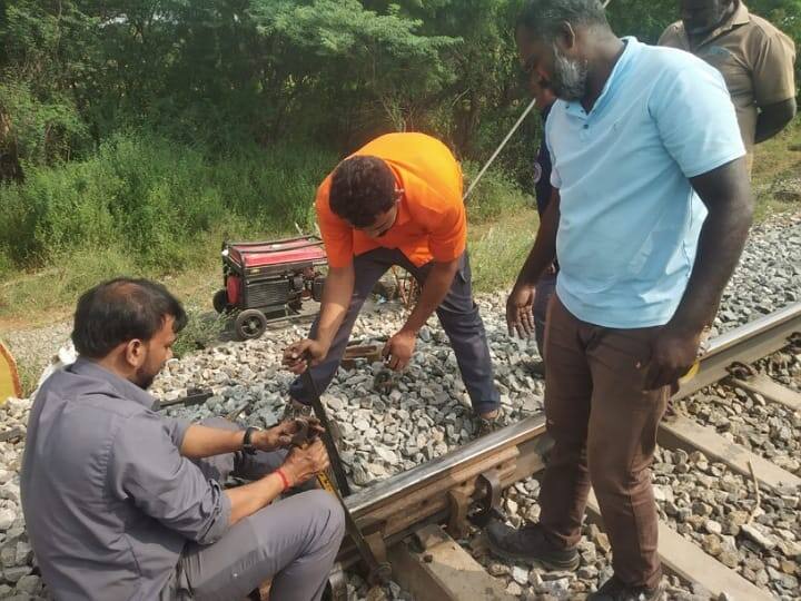 தண்டவாளத்தில் இரும்புத்துண்டுகள்.. மோதி நின்ற இன்ஜின்.. ரயிலை கவிழ்க்க சதியா? கரூர் அருகே பரபரப்பு