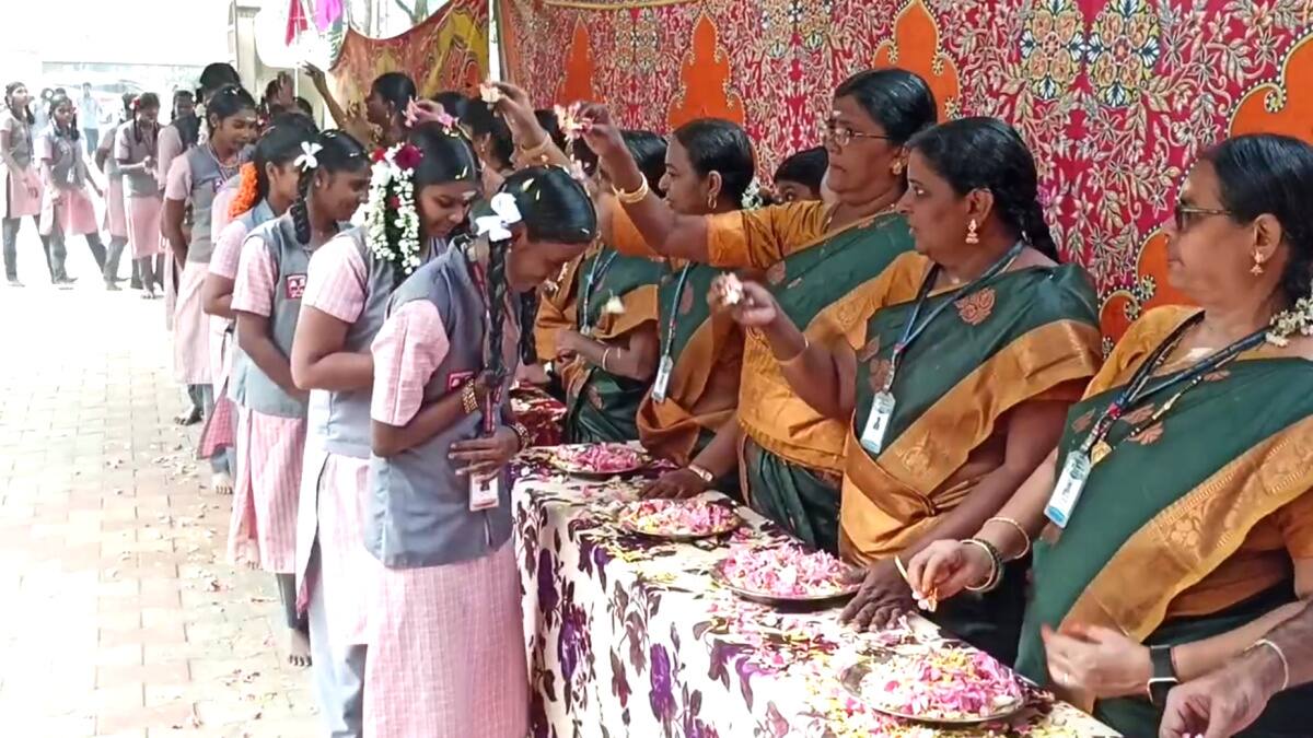 இந்த காலத்தில் இப்படி பட்ட பிள்ளைகளா..!! பெற்றோர்களுக்கு பாத பூஜை! ஆசிரியர்கள் காலில் விழுந்து வணங்கிய மாணவர்கள்...!