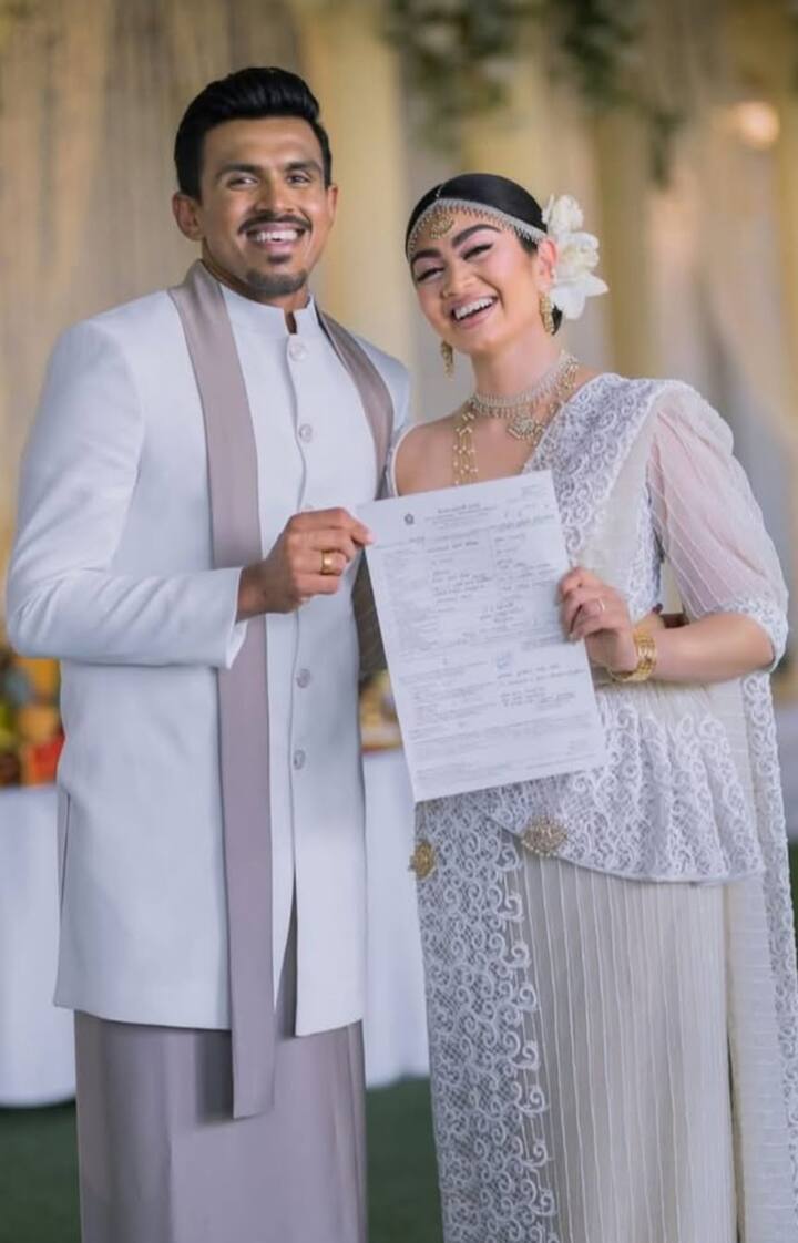 टीम के पूर्व खिलाड़ी की शादी की जानकारी सीएसके के सोशल मीडिया के जरिए शेयर की गई. तीक्षणा को चेन्नई सुपर किंग्स में धोनी का ब्रह्मास्त्र भी माना जाता था. हालांकि टीम ने उन्हें 2025 के सीजन के लिए नहीं खरीदा.