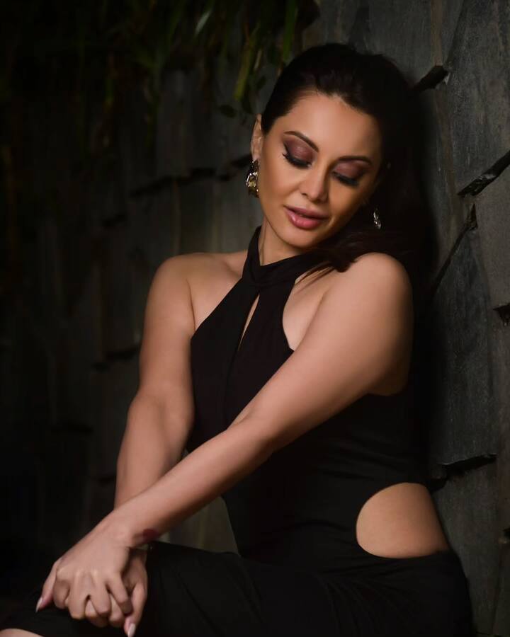 दरअसल हम बात कर रहे हैं बॉलीवुड एक्ट्रेस मिनिषा लांबा की. जिन्होंने अपना करियर फिल्म ‘यहां’ से शुरू किया था. इसके बाद वो ‘बचना ए हसीनों’, ‘शोर्य’ और ‘किडनैप’ जैसी फिल्मों में नजर आई.