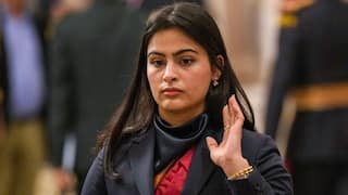 Manu Bhaker: শাড়িতে সুন্দর নারী, খেলরত্ন পুরস্কারের মঞ্চে উজ্জ্বল মনু ভাকের, আরও পদক জেতার প্রতিশ্রুতি