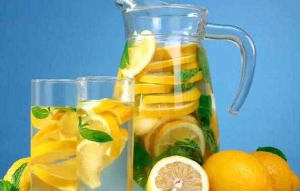 खासकर जो लोग मधुमेह से पीड़ित हैं उन्हें मधुमेह प्रबंधन में मदद मिल सकती है। ऐसा इसलिए है क्योंकि नींबू में विटामिन सी के साथ-साथ विभिन्न प्रकार के एंटीऑक्सीडेंट होते हैं जो इंसुलिन संतुलन बनाए रखने और रक्त शर्करा के स्तर को नियंत्रित करने में मदद कर सकते हैं।