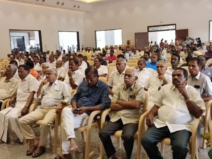 அரசுப் பள்ளி முன்னாள் மாணவர்கள் சந்திப்பு - கரூரில் நெகிழ்ச்சி