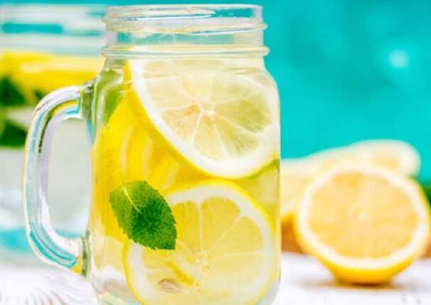 भोजन से पहले नींबू पानी पीना उन लोगों के लिए भी फायदेमंद हो सकता है जो वजन कम करना चाहते हैं। नींबू पानी भूख को नियंत्रित करने में मदद कर सकता है, जिससे वजन कम करना आसान हो जाता है। इसके अलावा नींबू पानी मेटाबॉलिज्म को बढ़ाता है, जिससे कैलोरी तेजी से बर्न होती है और वजन घटाने में मदद मिलती है।