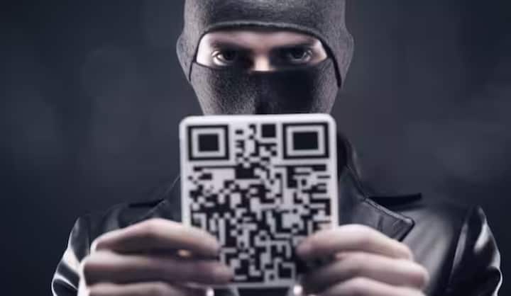 ਸਾਈਬਰ ਅਪਰਾਧੀ ਹੁਣ ਨਵੇਂ ਤਰੀਕਿਆਂ ਨਾਲ ਲੋਕਾਂ ਨੂੰ ਨਿਸ਼ਾਨਾ ਬਣਾ ਰਹੇ ਹਨ। ਇਨ੍ਹੀਂ ਦਿਨੀਂ ਬਾਜ਼ਾਰ ਵਿੱਚ ਬਹੁਤ ਸਾਰੇ ਲੋਕਾਂ ਨਾਲ Quishing Scam ਹੋ ਰਿਹਾ ਹੈ। ਜਾਣੋ ਕਿ ਇਹ ਕੀ ਹੈ ਅਤੇ ਤੁਸੀਂ ਇਸ ਤੋਂ ਕਿਵੇਂ ਬਚ ਸਕਦੇ ਹੋ।