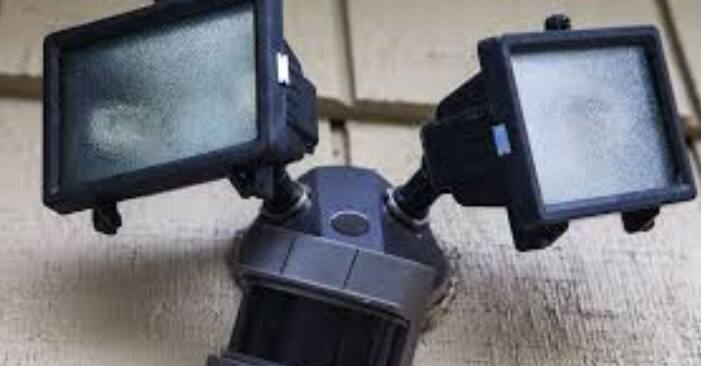 મૉશન સેન્સર લાઇટ - મૉશન સેન્સર દ્વારા કોઈપણ વ્યક્તિ ઘરમાં પ્રવેશતાની સાથે જ પ્રકાશ આપમેળે ચાલુ થઈ જાય છે. આવી સ્થિતિમાં જો કોઈ તમારા ઘર પાસેથી પસાર થશે, તો આ લાઈટો ચાલુ થઈ જશે અને તમે સમજી શકશો કે કોઈ તમારા ઘરની નજીક છે.