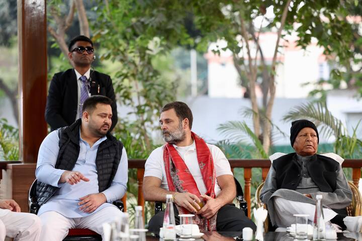 2024 में लोकसभा चुनाव संपन्न होने के बाद राहुल गांधी का यह पहला बिहार दौरा था. राबड़ी आवास में उन्हें हरा चना और चूड़े परोसे गए, जो राहुल गांधी को काफी पसंद आए.