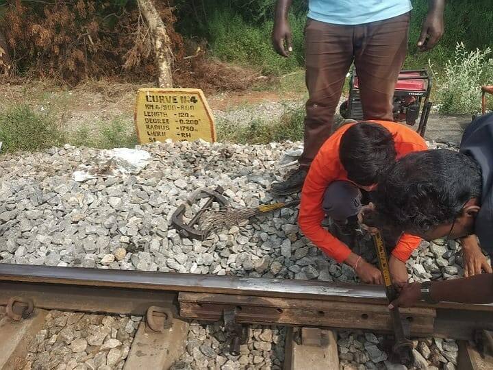 தண்டவாளத்தில் இரும்புத்துண்டுகள்.. மோதி நின்ற இன்ஜின்.. ரயிலை கவிழ்க்க சதியா? கரூர் அருகே பரபரப்பு