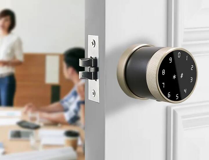 સ્માર્ટ લૉક - સ્માર્ટ લૉક તમારા દરવાજામાં સુરક્ષાનું બીજું સ્તર ઉમેરે છે. આ તાળાઓ ખોલવા સરળ નથી. આ માટે પિન અથવા બાયૉમેટ્રિક પાસવર્ડ જરૂરી છે, જેના કારણે તમારું ઘર સંપૂર્ણપણે સુરક્ષિત રહે છે.