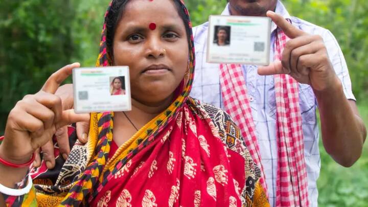 भारत में यूआईडीएआई द्वारा आधार कार्ड जारी किया जाता है. आधार कार्ड बनवाने के बाद रजिस्टर्ड पते पर सरकार की ओर से आधार कार्ड भेज दिया जाता है. हालांकि इसमें कुछ समय लग जाता है. सरकार द्वारा भेजा जाने वाला आधार कार्ड कागज का होता है.