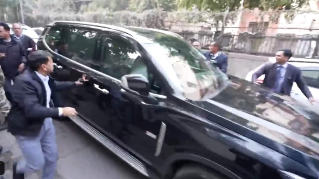 AAP accused supporters of Parvesh Verma of attacking Arvind Kejriwal BJP Delhi Assembly Election 2025 अरविंद केजरीवाल पर हमला! AAP का आरोप- 'प्रवेश वर्मा के समर्थकों ने किया पथराव'