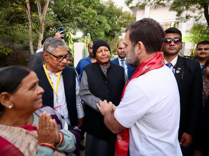 राहुल गांधी के साथ प्रदेश कांग्रेस अध्यक्ष अखिलेश सिंह, मदन मोहन झा और विधायक दल के नेता शकील अहमद खान भी राबड़ी आवास पुहंचे थे. राबड़ी आवास पर मुलाकात से बाद राहुल गांधी सीधा एयरपोर्ट के लिए रवाना हो गए.