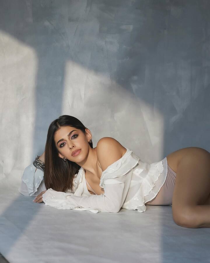 Her makeup was dewy and fresh, featuring glowing skin, a subtle rosy blush, and a nude lip that complemented the earthy tones of her swimsuit.