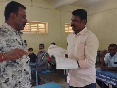 Karur news Government School students Meet tnn அரசுப் பள்ளி முன்னாள் மாணவர்கள் சந்திப்பு - கரூரில் நெகிழ்ச்சி