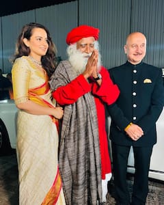 कंगना की फिल्म 'इमरजेंसी' की स्क्रीनिंग पर पहुंचे सद्गुरु, एक्ट्रेस ने पैर छूकर लिया आशीर्वाद, शेयर की तस्वीरें