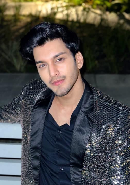 ਕੌਣ ਸੀ ਅਮਨ ਜੈਸਵਾਲ ?  ਅਮਨ ਜੈਸਵਾਲ ਦੀ ਗੱਲ ਕਰੀਏ ਤਾਂ ਅਮਨ ਟੀਵੀ ਦਾ ਇੱਕ ਜਾਣਿਆ-ਪਛਾਣਿਆ ਚਿਹਰਾ ਸੀ। ਅਮਨ ਟੀਵੀ ਸ਼ੋਅ 'ਧਰਤੀਪੁੱਤਰ ਨੰਦਿਨੀ' ਵਿੱਚ ਆਪਣੀ ਮੁੱਖ ਭੂਮਿਕਾ ਲਈ ਜਾਣਿਆ ਜਾਂਦਾ ਹੈ। ਅਮਨ ਜੈਸਵਾਲ ਬਲੀਆ ਦਾ ਰਹਿਣ ਵਾਲਾ ਸੀ। ਉਹ ਅਦਾਕਾਰ ਬਣਨ ਦੇ ਸੁਪਨੇ ਨਾਲ ਮੁੰਬਈ ਆਇਆ ਸੀ। ਉਸਨੇ ਆਪਣੇ ਸੁਪਨੇ ਨੂੰ ਸਾਕਾਰ ਕੀਤਾ।