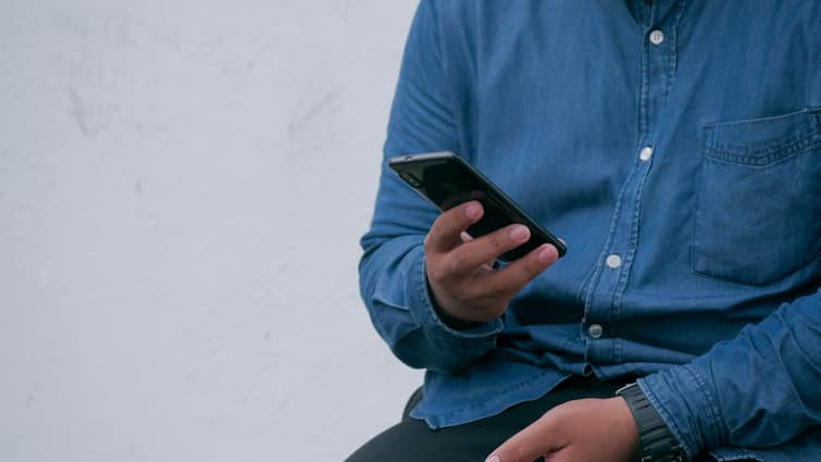 govt orders telecom companies to display callers name along with number on mobile screen