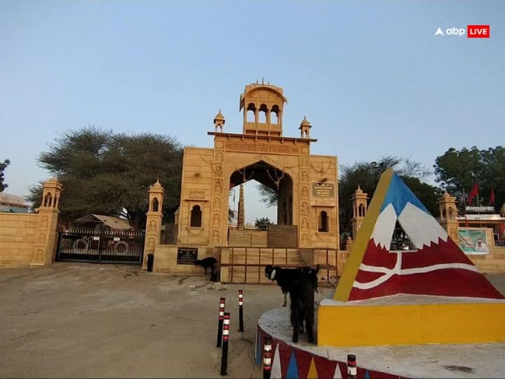 1250 साल पुराने मंदिर को बहुत खास माना जाता है. पाकिस्तान ने 3000 से भी ज्यादा बम बरसाएं लेकिन तनोत माता के मंदिर पर एक आंच भी नहीं आई.