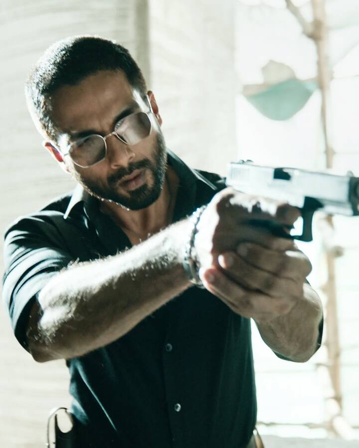ट्रेलर को दर्शकों का बेशुमार प्यार मिल रहा है, जिसमें लोग इसकी अलग-अलग झलकियों की तारीफ कर रहे हैं और फिल्म की रिलीज को लेकर एक्साइटेड हैं. आइए देखते हैं 'देवा' ट्रेलर के वो बेहतरीन सीन जो हमारे दिलो-दिमाग पर छा गया है
