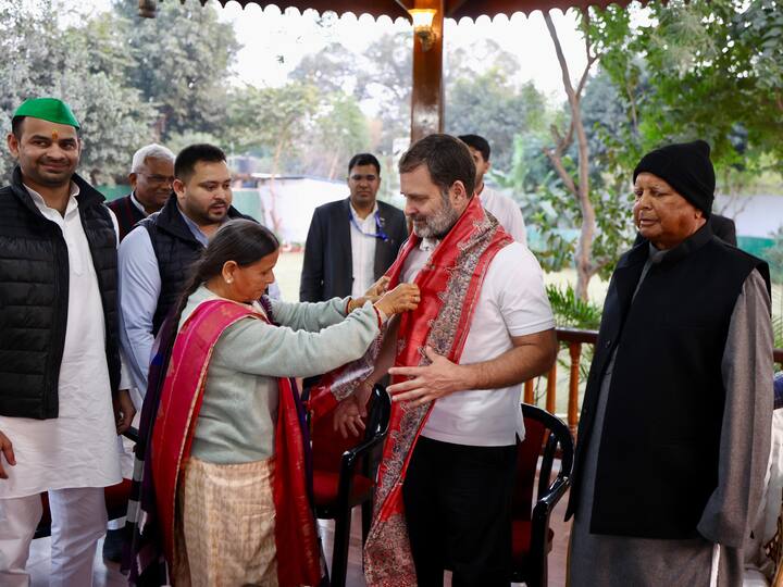 मुलाकात के बाद तेजस्वी यादव ने बताया कि ‘राहुल गांधी से हमने कहा था कि हमारे कार्यक्रम पूरे होने के बाद मेरा पूरा परिवार उनसे मिलकर प्रसन्न होगा.