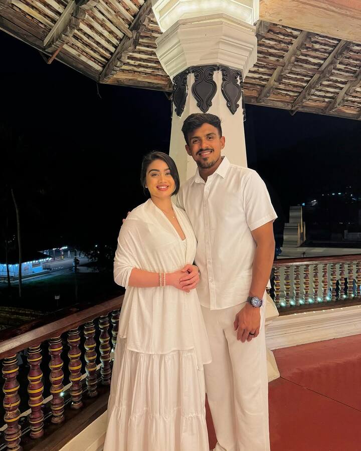 मीडिया रिपोर्ट्स के मुताबिक, अर्थिका योनाली पेशे से एक केबिन क्रू हैं. अर्थिका को बीते लंबे वक्त से तीक्षणा के साथ सोशल मीडिया पोस्ट में देखा जा रहा है.