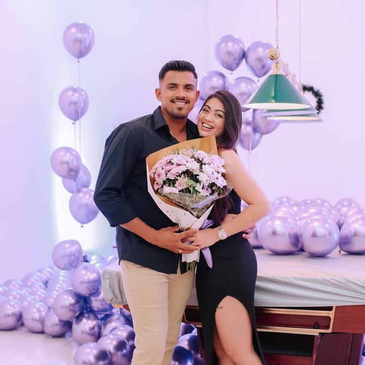 आईपीएल 2025 से पहले चेन्नई सुपर किंग्स के पूर्व स्पिनर महीश तीक्षणा शादी के बंधन में बंध गए. श्रीलंका के तीक्षणा अगले यानी आईपीएल के 18वें सीजन में संजू सैमसन की कप्तानी वाली राजस्थान रॉयल्स के लिए खेलते हुए नजर आएंगे.