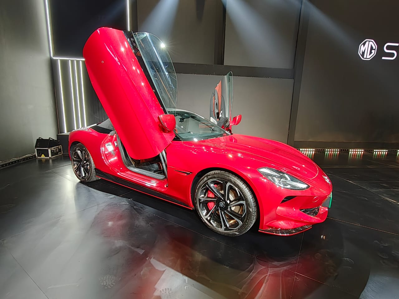 Auto Expo में पेश हुई MG की पहली इलेक्ट्रिक स्पोर्ट्स कार, डिजाइन देखकर हार जाएंगे दिल