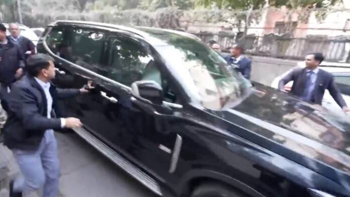 AAP Accused supporters of parvesh verma of attacking arvind kejriwal bjp delhi assembly election 2025  'કેજરીવાલ પર પ્રવેશ વર્માના સમર્થકોએ કર્યો પથ્થરથી હુમલો', AAP નો મોટો આરોપ  