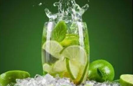 नींबू पानी पीने से मानसिक शांति मिलती है। यह मूड में सुधार करता है और तनाव को कम करने में मदद करता है। आप रोजाना सुबह नींबू पानी का सेवन कर सकते हैं।